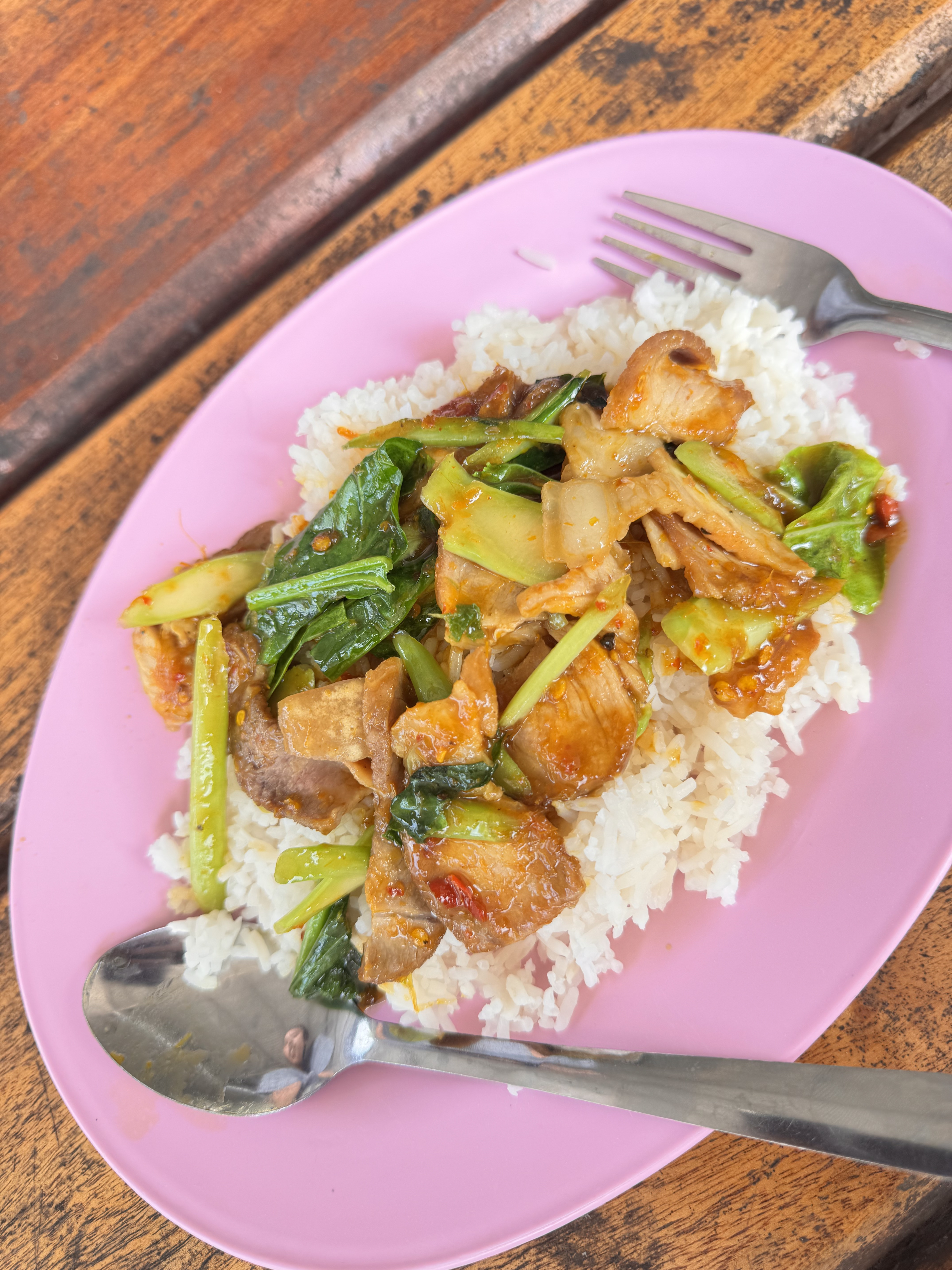 ผัดคะน้าหมูกรอบ